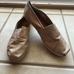 Women’s rose gold glitter Toms size 5